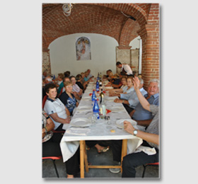 Un momento del pranzo nei rinnovati locali del convento piemontese